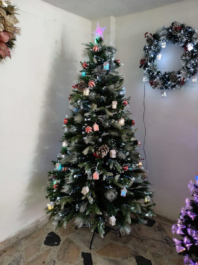 Árbol LED multicolor casitas y dulces